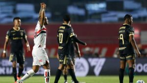 André Silva comemorando gol em jogo contra o Atlético Nacional pela Libertadores