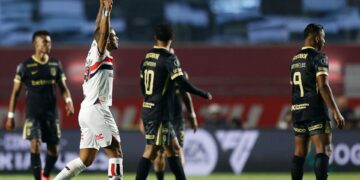 André Silva comemorando gol em jogo contra o Atlético Nacional pela Libertadores