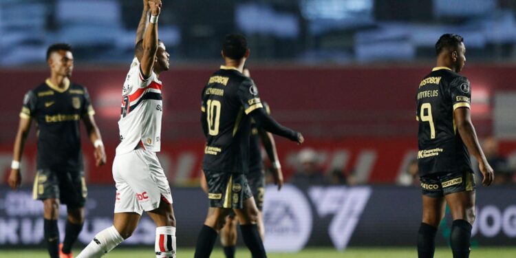André Silva comemorando gol em jogo contra o Atlético Nacional pela Libertadores