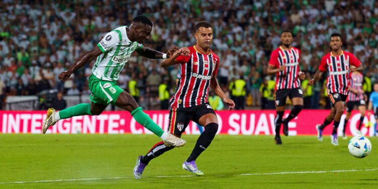 Lance da partida São Paulo x Atlético Nacional pelas oitavas da Libertadores
