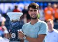 Alcaraz com troféu do Masters de Cincinnati