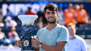 Alcaraz com troféu do Masters de Cincinnati