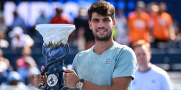 Alcaraz com troféu do Masters de Cincinnati