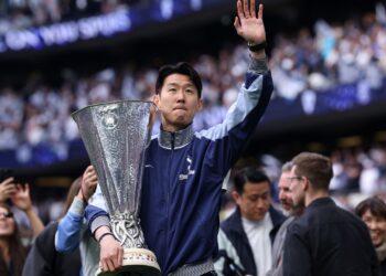 Son comunica saída do Tottenham.