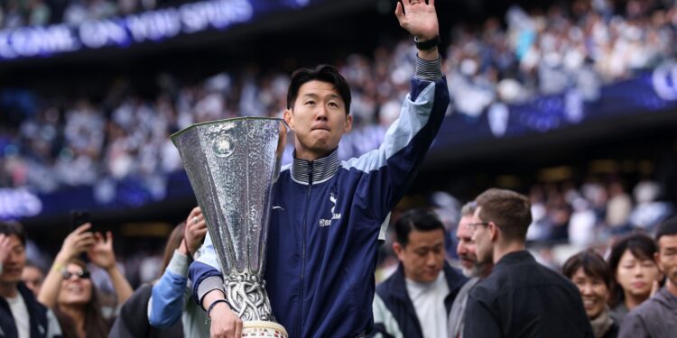 Son comunica saída do Tottenham.