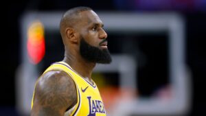 LeBron James tem três destinos possíveis na NBA.