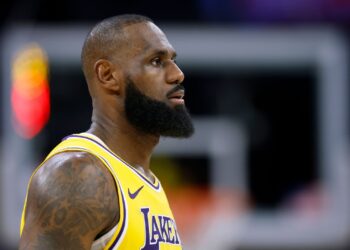 LeBron James tem três destinos possíveis na NBA.
