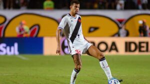 João Victor em ação durante partida do Vasco
