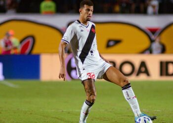 João Victor em ação durante partida do Vasco