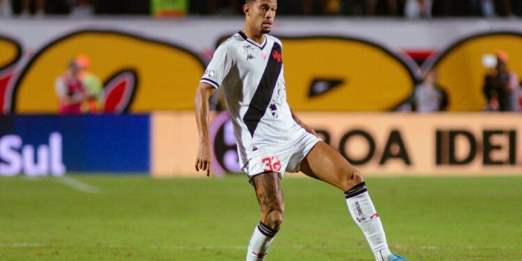 João Victor em ação durante partida do Vasco