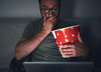 Assistindo aos melhores filmes - Créditos: depositphotos.com / milangucci