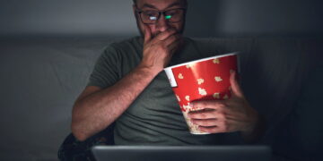 Assistindo aos melhores filmes - Créditos: depositphotos.com / milangucci