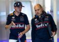 Verstappen conversando com Gianpiero Lambiase antes de treino final do GP da Hungria
