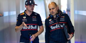 Verstappen conversando com Gianpiero Lambiase antes de treino final do GP da Hungria