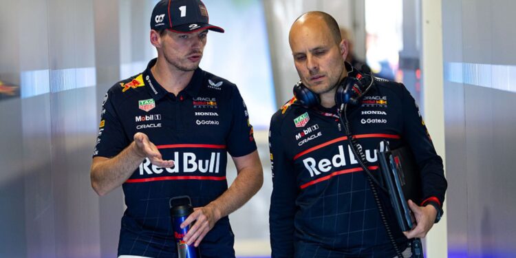 Verstappen conversando com Gianpiero Lambiase antes de treino final do GP da Hungria