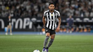 Vitinho durante jogo do Botafogo