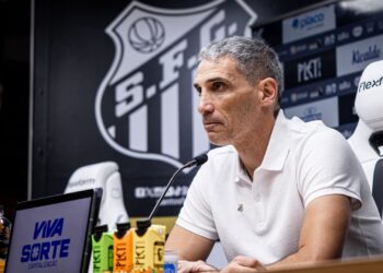 Vojvoda em apresentação ao Santos.