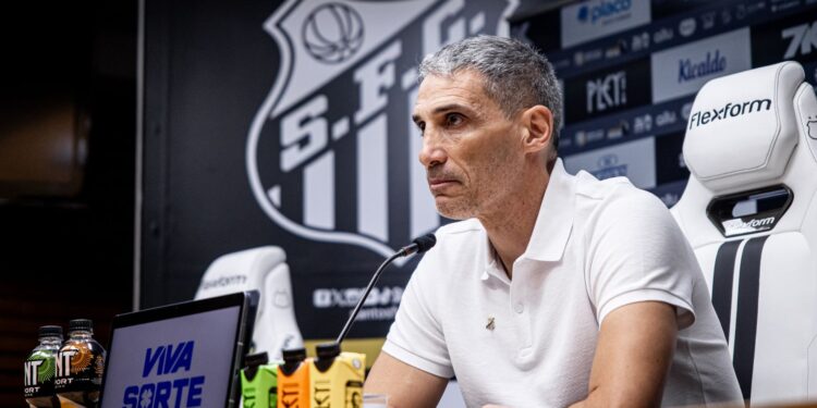 Vojvoda em apresentação ao Santos.