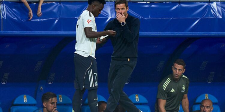 Xabi Alonso e Vini Jr. durante jogo do Real Madrid