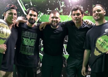 Dedé Baeta (esquerda) e Eduardo Roque com os cinturões inaugurais do MOVE Grappling – Foto: divulgação