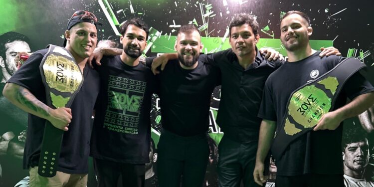 Dedé Baeta (esquerda) e Eduardo Roque com os cinturões inaugurais do MOVE Grappling – Foto: divulgação