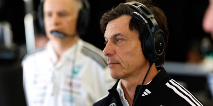 Antonelli fora da Mercedes? Toto Wolff mostra insatisfação com resultados do piloto