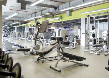 5 diferenças entre treinar em casa e na academia que você precisa saber