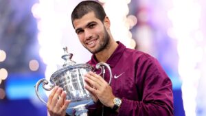 Alcaraz segurando troféu do US Open 2025