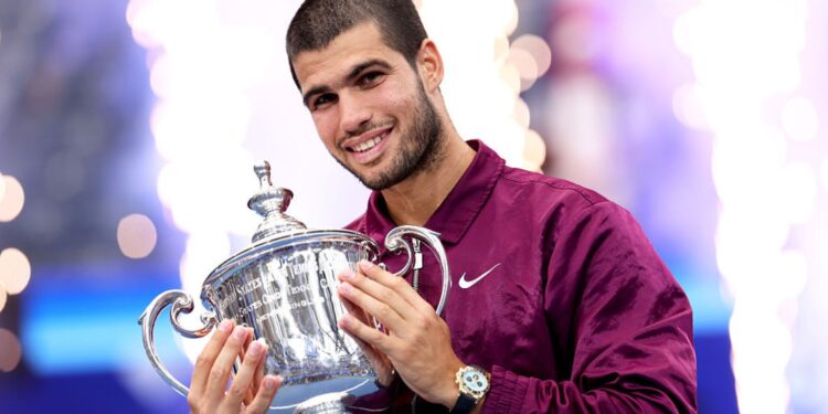 Alcaraz segurando troféu do US Open 2025