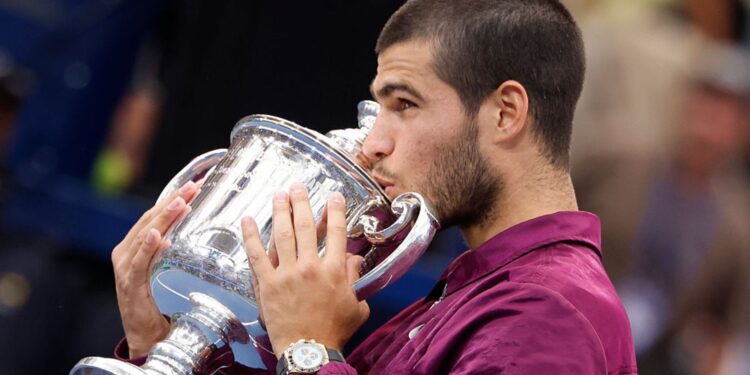 Alcaraz com o troféu do US Open em mãos