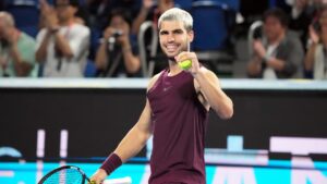 Alcaraz vai à final de Tóquio.