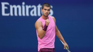Carlos Alcaraz comemorando ponto contra Novak Djokovic no US Open 2025