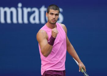 Carlos Alcaraz comemorando ponto contra Novak Djokovic no US Open 2025