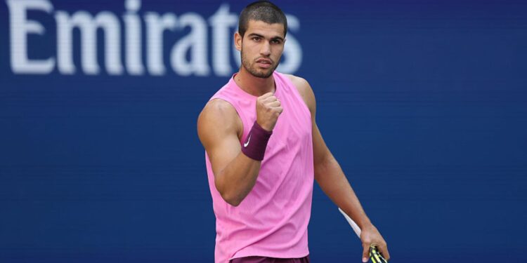 Carlos Alcaraz comemorando ponto contra Novak Djokovic no US Open 2025