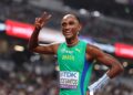 Alison dos Santos posa para foto após prova no Mundial de Atletismo