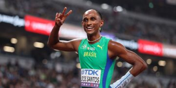Alison dos Santos posa para foto após prova no Mundial de Atletismo