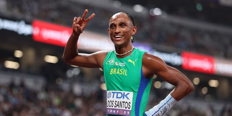 Alison dos Santos posa para foto após prova no Mundial de Atletismo