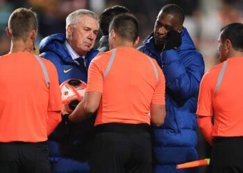 Ancelotti reclamou com o árbitro após o jogo