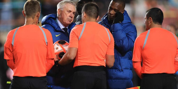 Ancelotti reclamou com o árbitro após o jogo
