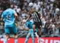Jogadores de Atlético-MG e Santos disputando bola