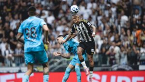 Jogadores de Atlético-MG e Santos disputando bola
