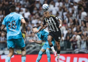 Jogadores de Atlético-MG e Santos disputando bola