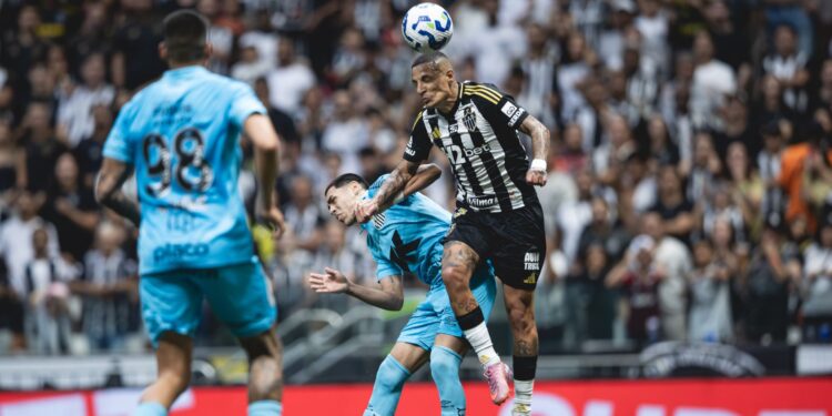 Jogadores de Atlético-MG e Santos disputando bola
