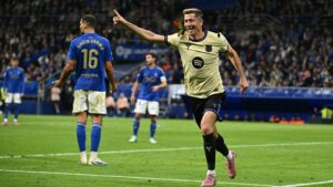 Lewandowski comemorando gol do Barcelona