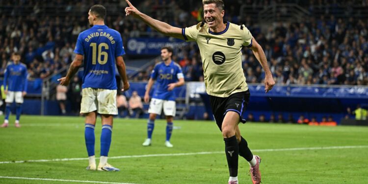 Lewandowski comemorando gol do Barcelona