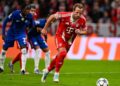 Harry Kane batendo pênalti que originou o gol do Bayern