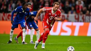Harry Kane batendo pênalti que originou o gol do Bayern