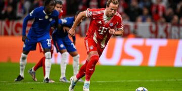 Harry Kane batendo pênalti que originou o gol do Bayern