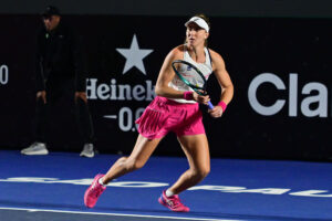 Bia Haddad em jogo contra Laura Pigossi no SP Open