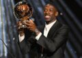 Dembelé segurando o troféu da Bola de Ouro
